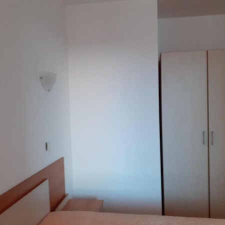 Апартамент Полюси 1 Pantai Sunny Bagian luar foto