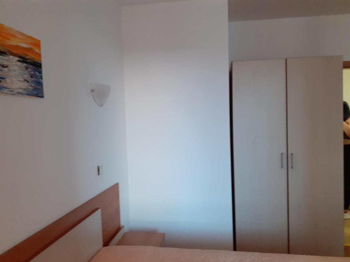 Апартамент Полюси 1 Pantai Sunny Bagian luar foto